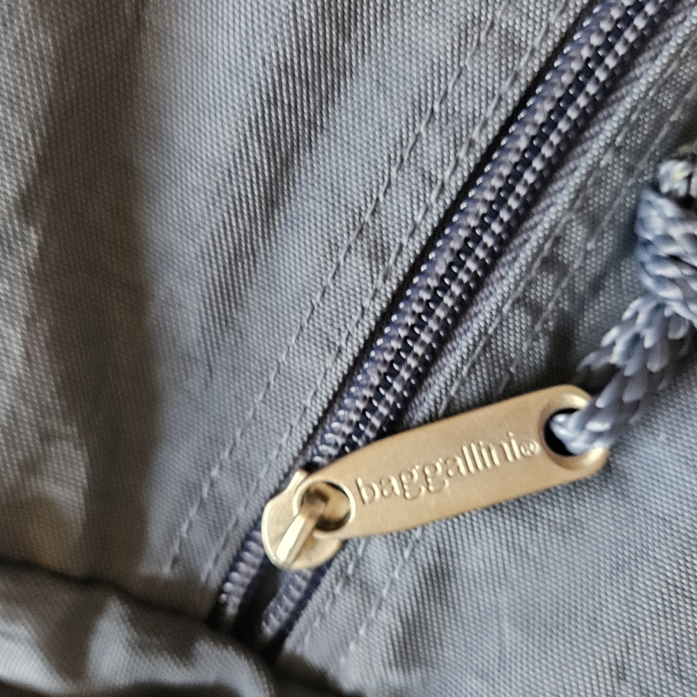 Baggallini bag in blue,  almost new - Picture 5 of 5
